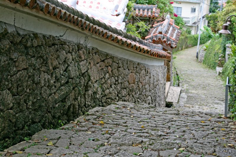 冬の沖縄旅行を快適に楽しむための服装コーデ集